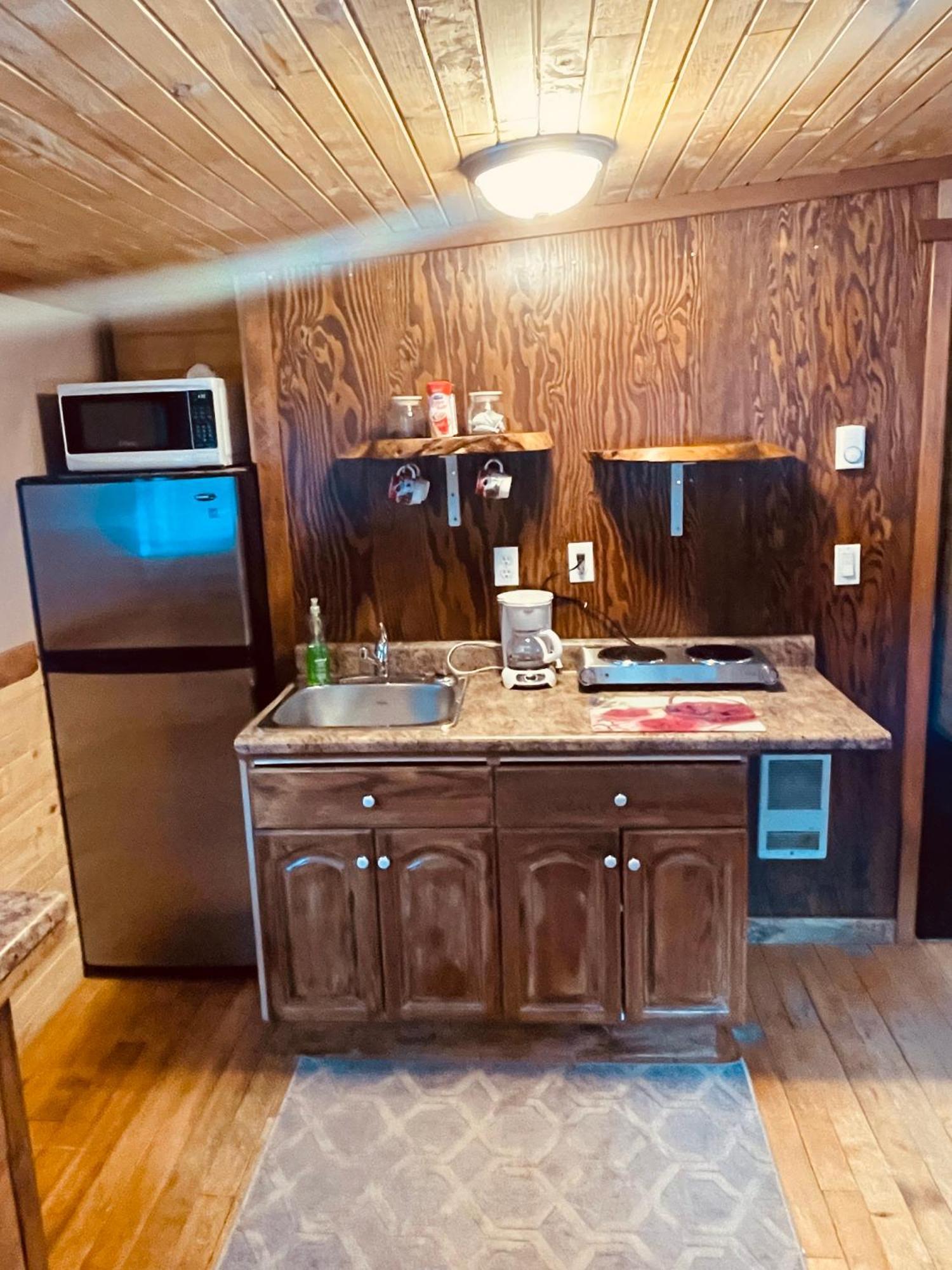 Summit River Lodge & Campsites Valemount Esterno foto